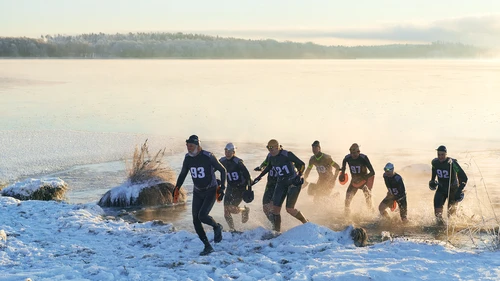 group-of-swim-runners-running-up-from-the-lake